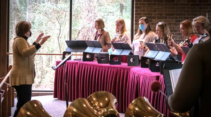 Lynnae Schatz and the Kinsman handbell choir Lynnae Schatz and the Kinsman handbell choir